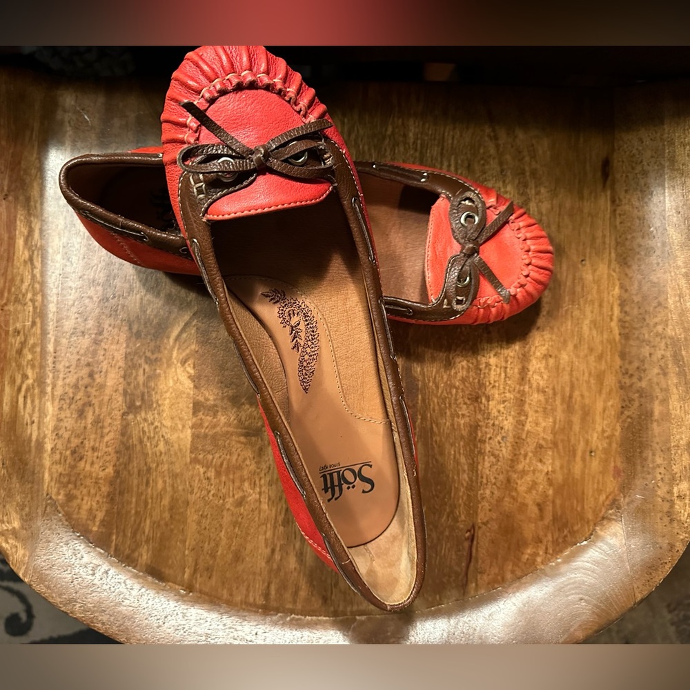 Like New! Sofft Flats in perfect condition. Red and brown.